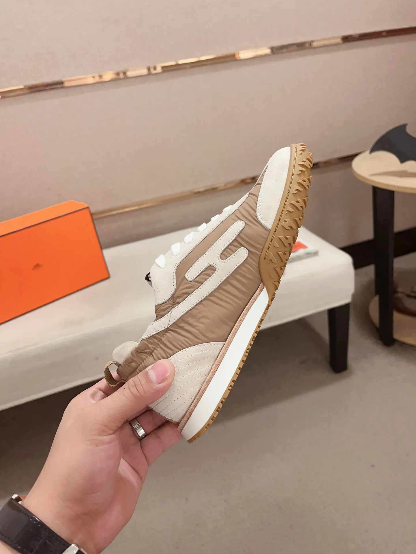 Men's men's shoes 💰: 720💰 Hermes top version # Couple style 💏 24ss casual sneakers Suede goatskin sneakers decorated with contrasting patterns and iconic "H" details, beautifully packaged at the delivery counter 🛍📦 Fabric: suede + cowhide Lining: mixed sheep lining Outsole: original TPU Bottom thickness: 2CM Size: 35-44